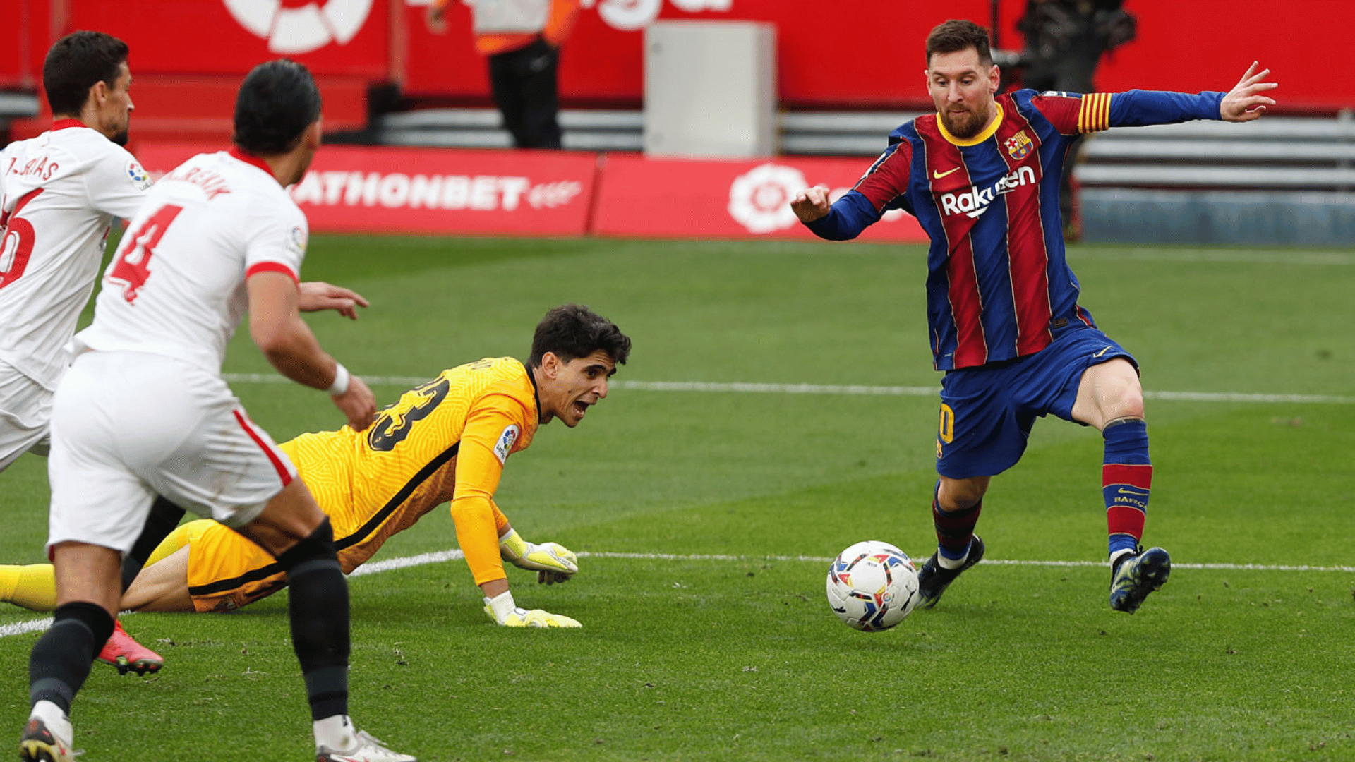 messi playing a precise through ball pass for a barcelona teammate on the pitch