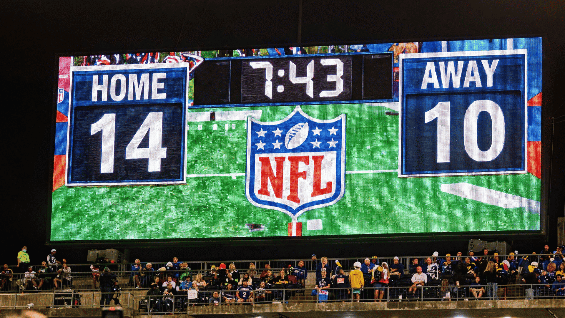 nfl scoreboard showing second quarter 7 minutes remaining with score down and distance display