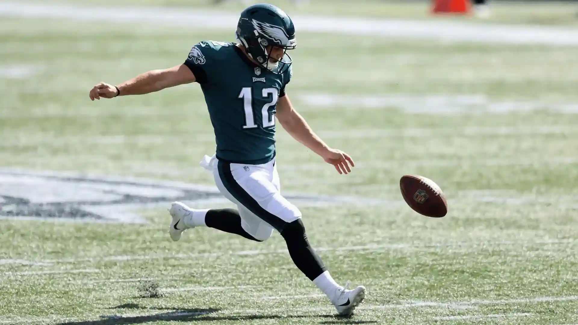 punter-taking-controlled-steps (2)