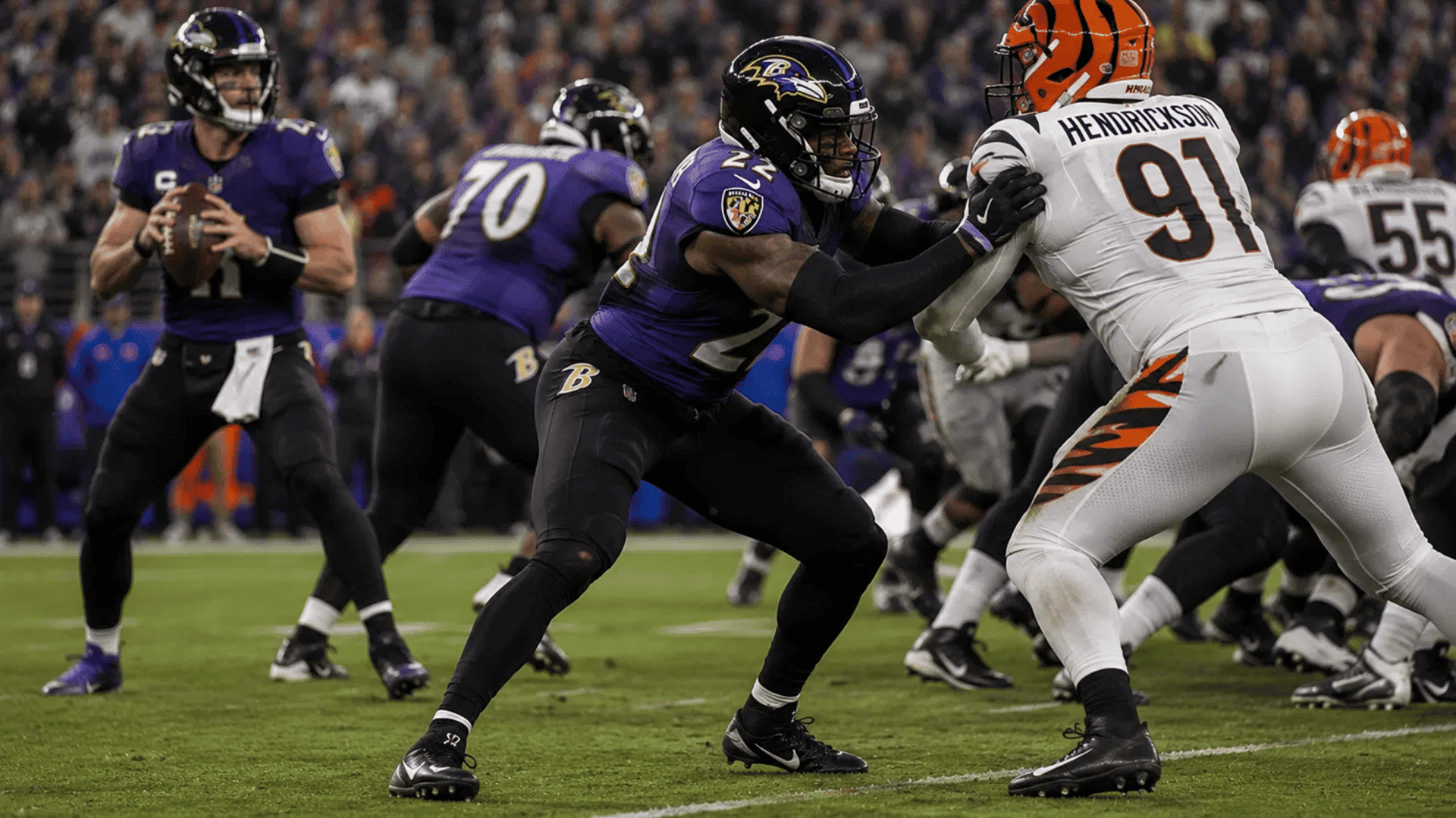 ravens running back in pass protection blocking against the bengals